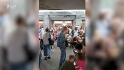 A nappali bombázások alatt a metróállomásokra menekülnek a kijeviek 