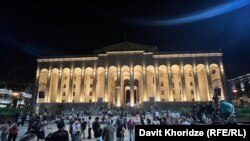 ვითარება პარლამენტის წინ: აქცია იშლება.