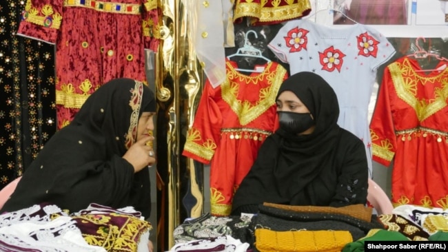 دو تن از زنان تجارت پیشه در هرات که محصولات خود را در نمایشگاه به نمایش گذاشته اند