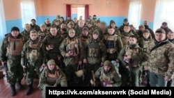 Російський глава Криму Сергій Аксьонов (у центрі) з російськими військовими, 20 лютого 2023 року