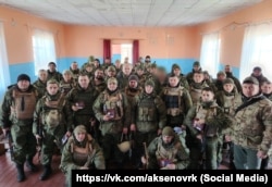 Російський глава Криму Сергій Аксьонов (у центрі) з військовослужбовцями РФ, 20 лютого 2023 року