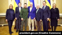 Президент України Володимир Зеленський під час зустрічі з лідером демократичної більшості в Сенаті Конгресу США Чаком Шумером та сенаторами Річардом Блюменталем, Джеком Рідом, Майклом Беннетом і Меггі Гасан. Львів. 23 лютого 2024 року