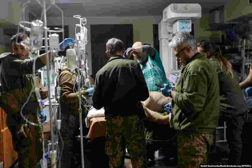 Часто українські військові медики, які працюють у польових шпиталях, не мають часу навіть на те, щоб поїсти. Постійно є поранені, які потребують термінової медичної допомоги. Бахмутський стабпункт, листопад 2022 року&nbsp;