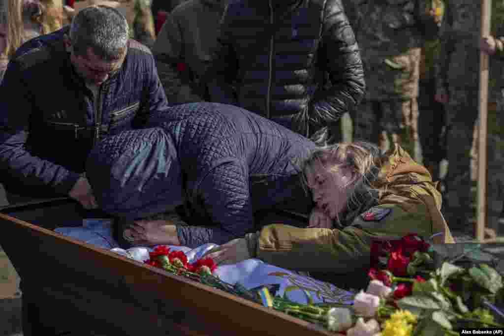 Ukrajinka plače nad tijelom svog sina koji je poginuo u borbama kod Avdijivke tokom sahrane u Pavlohradu.