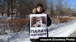 Хабаровский активист Николай Зодчий на пикете против возрождения сталинизма, 9 марта 2024 года.