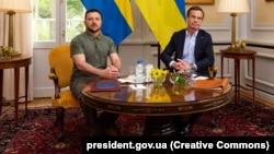Ukrainian President Volodymyr Zelenskiy (left) and Swedish Prime Minister Ulf Kristersson meet in Sweden in August 2023.
