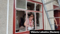 Вибиті вікна в будинку після одного з російських обстрілів Миколаєва, липень 2023 року