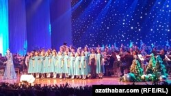 В Музыкально-драматическом театре Туркменистана прошел «Новогодний огонь» с оркестром Расула Клычева. Ашхабад, 27 декабря, 2023. 