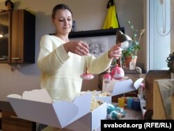 Kacjarina Ejdakimava-Endzsejszkaja kézműves dekorációit mutatja białystoki otthonában
