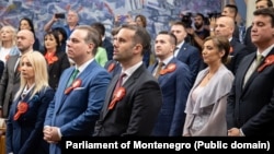 Mandatar Milojko Spajić (u sredini) sa partijskim kolegama na konstitutivnoj sjednici Skupštine Crne Gore u Podgorici 27. jula 2023.