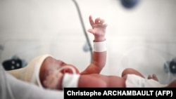 Новорожденный ребенок. Иллюстративное фото