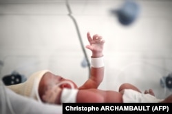 Një foshnje në një spital në Paris të Francës. Ky shtet ka raportuar shkallën më të lartë të lindshmërisë në mesin e vendeve të BE-së më 2022.