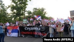 Studentët protestojnë me pankartën "Studentët kundër dhunës", Beograd, 9 qershor 2023.