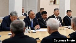 Спикер Жогорку Кенеша Нурланбек Шакиев вместе с другими депутатами в ходе визита в Беларусь. 