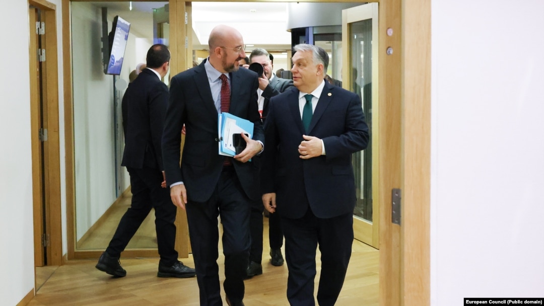 Președintele Consiliului European, Charles Michel, vorbește cu premierul ungar Viktor Orban la reuniunea extraordinară a Consiliului European de la Bruxelles, 1 februarie 2024.