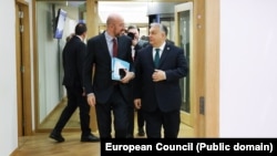 Președintele Consiliului European, Charles Michel, vorbește cu premierul ungar Viktor Orban la reuniunea extraordinară a Consiliului European de la Bruxelles, 1 februarie 2024.