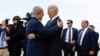 Predsjednika Bidena (desno) dočekuje premijer Izraela Netanjahu (lijevo) u Tel Avivu, 18. oktobra 2023. 