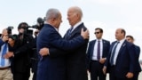 Predsjednika Bidena (desno) dočekuje premijer Izraela Netanjahu (lijevo) u Tel Avivu, 18. oktobra 2023. 
