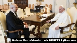 Kryeministri i Ukrainës, Denys Shmyhal, dhe Papa Françesku, gjatë takimit në Vatikan, më 27 prill 2023.