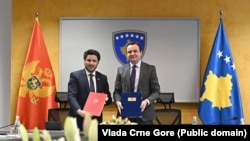 Premijeri Crne Gore i Kosova, Dritan Abazović (lijevo) i Aljbin Kurti (desno), potpisali Sporazum o vazdušnom saobraćaju (Priština, 14. april)