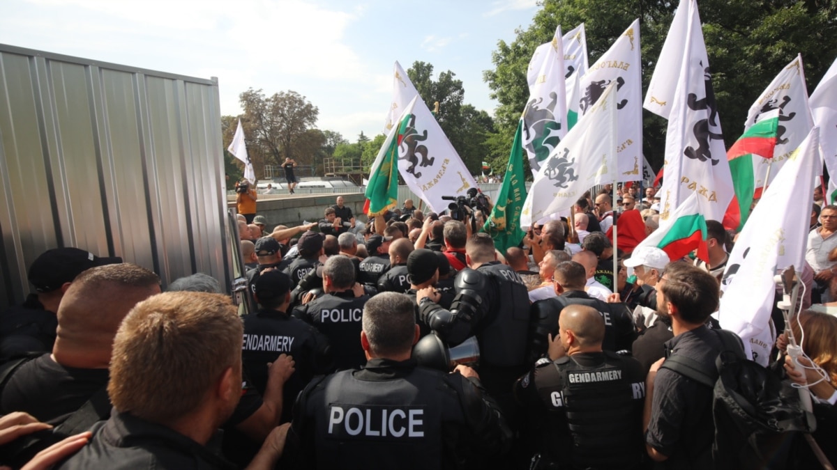 Симпатизанти на проруската националистическа партия Възраждане събориха част от оградата