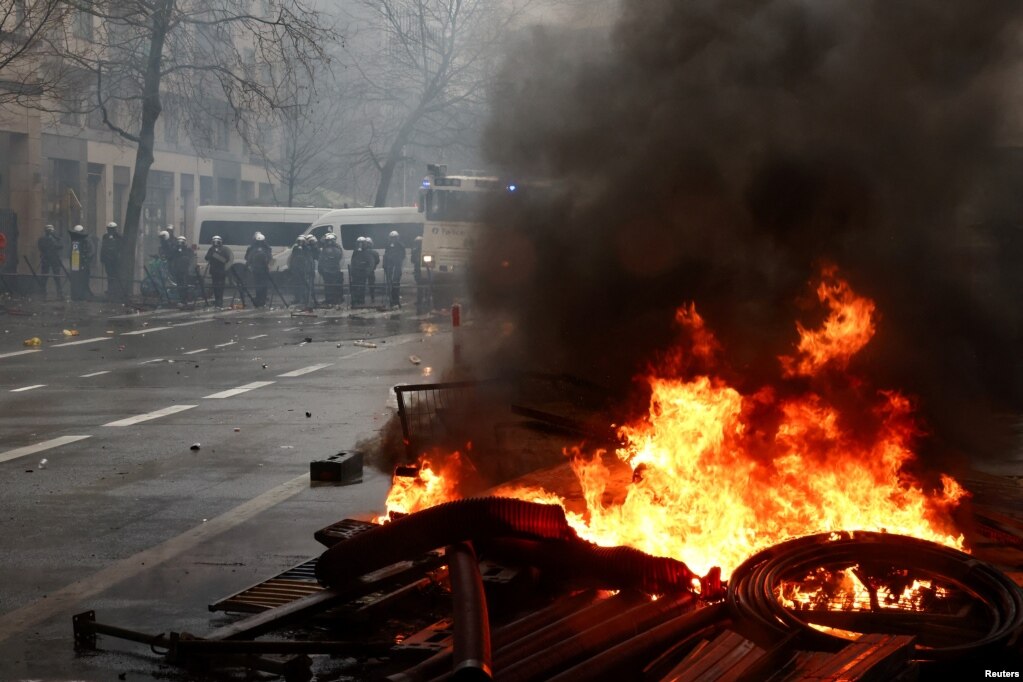 Tymi ngrihet nga një zjarr i ndezur gjatë protestës së fermerëve evropianë për presionin mbi çmimet, taksat dhe rregulloret e gjelbra, në ditën e takimit të ministrave të bujqësisë të vendeve të BE-së në Bruksel, Belgjikë, 26 shkurt 2024.