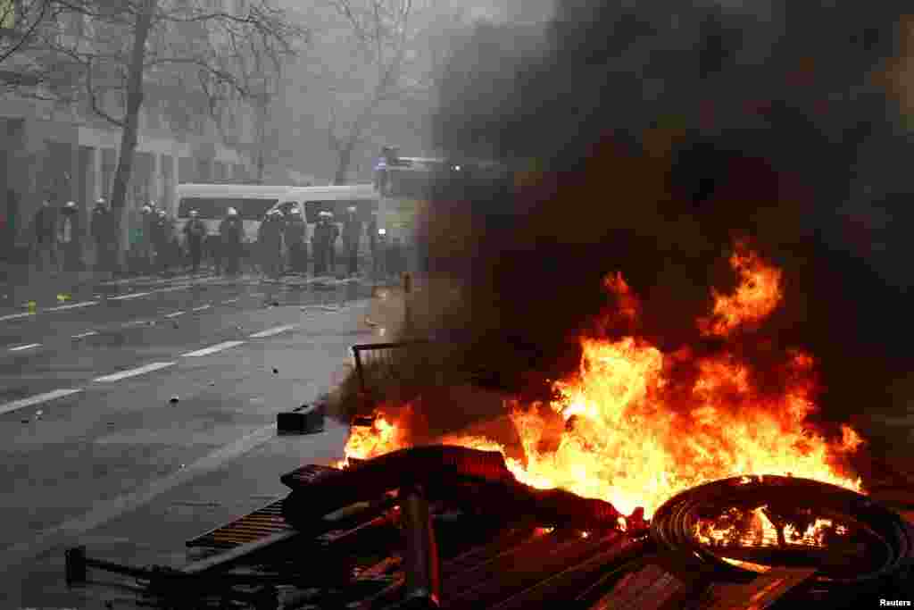 Dim se diže tokom protesta evropskih farmera zbog pritiska na cijene, poreza i zelenih propisa, na dan sastanka ministara poljoprivrede EU u Briselu, Belgija, 26. februara 2024.