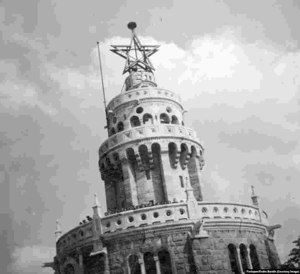 Zvezda na vidikovcu Elizabet, fotografisana 1954. Možda najvidljiviji znak Rakošijevog entuzijazma za sve sovjetske stvari bilo je postavljanje crvenih zvezda širom Mađarske, posebno na vrhu nekih od najomiljenijih istorijskih zgrada u Budimpešti.