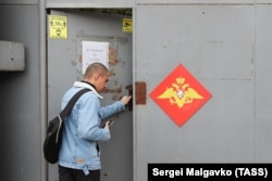 Мужчина у призывного пункта военного комиссариата в Симферополе. Крым, 2023 год