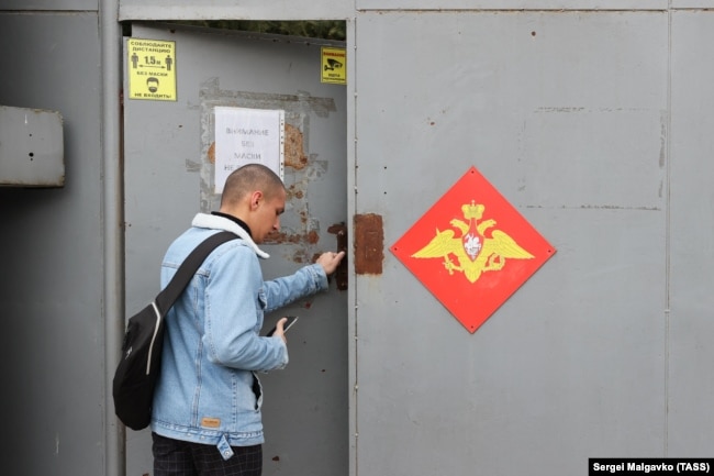Чоловік біля призовного пункту військового комісаріату в Сімферополі. Крим, 2023 рік