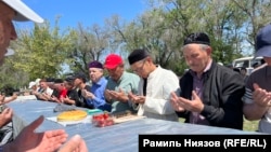 Қазақстандағы Қырым татарлары сталиндік депортация құрбандарына құран бағыштап отыр.