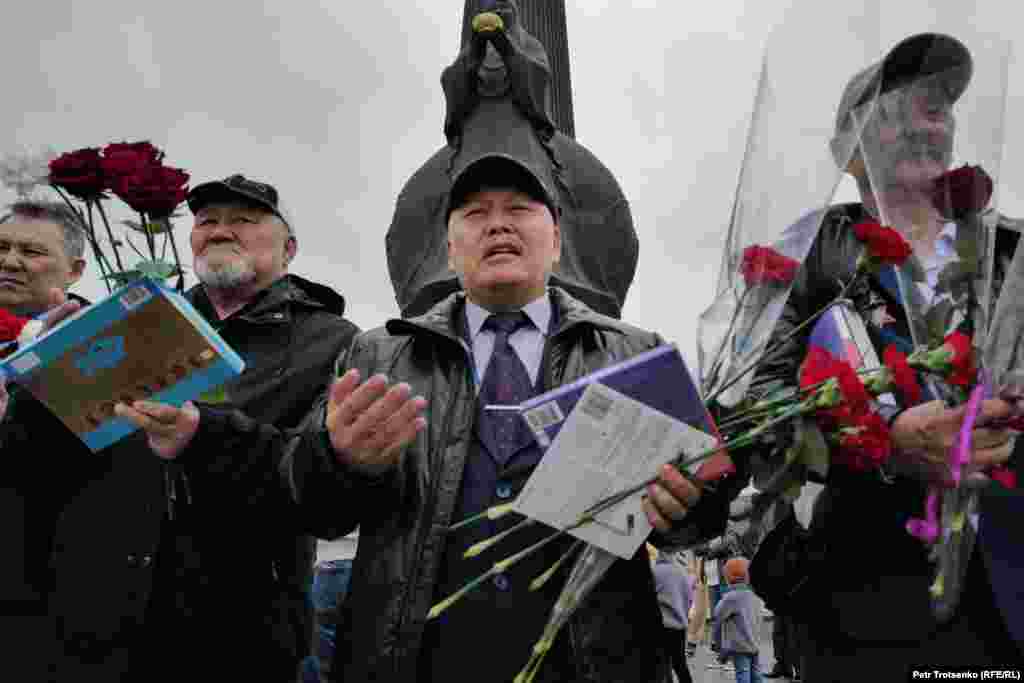 Перед возложением цветов воины-интернационалисты помолились в память о погибших во Второй мировой войне