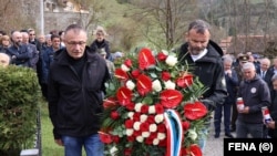 Polaganje cvijeća i paljenje svijeća na spomen-obilježje ubijenima u Trusini, 16. april 2023.
