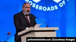 Nikol Pasinján örmény kormányfő a tbiliszi Selyemút fórumon beszél 2023. október 26-án