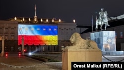 Palatul prezidențial din Varșovia, capitala Poloniei, iluminat în culorile albastru și galben, în semn de solidaritate cu Ucraina (imagine de arhivă).