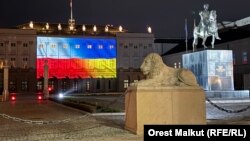Президентський палац у Варшаві підсвітили синьо-жовтими кольорами у знак солідарності з Україною