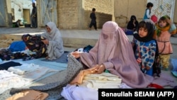 Жінки продають одяг на вулиці в Кандагарі, 7 березня 2023 року