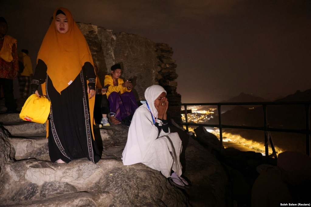 Disa gra myslimane shihen duke u lutur në malin Al-Noor.&nbsp;