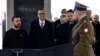 Президент України Володимир Зеленський і прем’єр-міністр Польщі Матеуш Моравецький (праворуч) під час покладання вінків до могили Невідомого солдата у Варшаві, 5 квітня 2023 року 