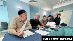 "ҚазМұнайГазбен" келіссөз жүргізуге қалған жаңаөзендік мұнайшылар. Астана, 20 сәуір, 2023 жыл. 