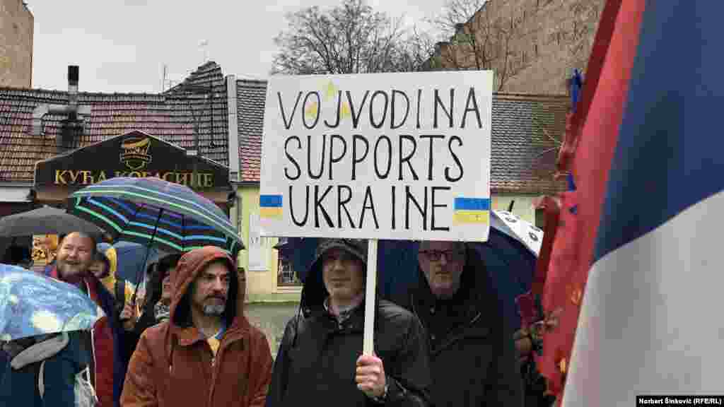 Jedan od učesnika antiratne šetnje nosi transparent na kome piše &quot;Vojvodina podržava Ukrajinu&quot;. Novi Sad je glavni grad Autonomne pokrajine Vojvodine na severu zemlje.