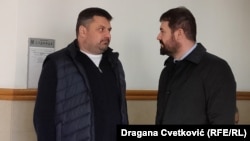 Андрій Наумов (зліва) у Вищому суді міста Ніш у Сербії, який почав повторний розгляд справи проти нього про відмивання грошей, березень 2024 року