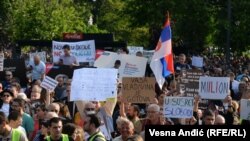 Neki od transparenata na protestu "Srbija protiv nasilja", 3. jun 2023.