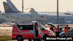 Policija i hitna pomoć tokom akcije klimatskih aktivista na aerodromu u Frankfurtu, 25. jul 2025.
