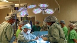 Demeter Béla főorvos gerincműtétet végez a Borsod-Abaúj-Zemplén Megyei Központi Kórház Idegsebészeti Osztályán 2018. december 6-án