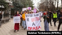 Бишкекте 8-мартта өтүп жаткан кыз-келиндердин укуктарынын сакталышына арналган тилектештик жүрүшүн &ldquo;Бишкек феминисттик демилгелери&rdquo; уюму уюштурду.&nbsp;