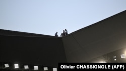 Сотрудники службы безопасности на крыше стадиона "Жоффруа Гишар", 17 сентября 2023 года