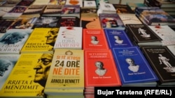 Disa tituj librash të prezantuar në një stendë gjatë edicionit të 24-të të Panairit të Librit në Prishtinë.