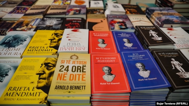 Disa tituj librash të prezantuar në një stendë gjatë edicionit të 24-të të Panairit të Librit në Prishtinë.