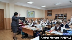 Lecție în una din clasele primare de la Liceul „Mihai Viteazul” din Chișinău
